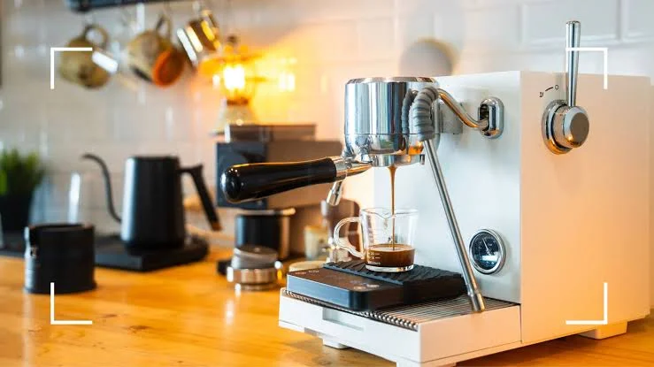 Como higienizar e descalcificar a cafeteira elétrica ou de cápsula
