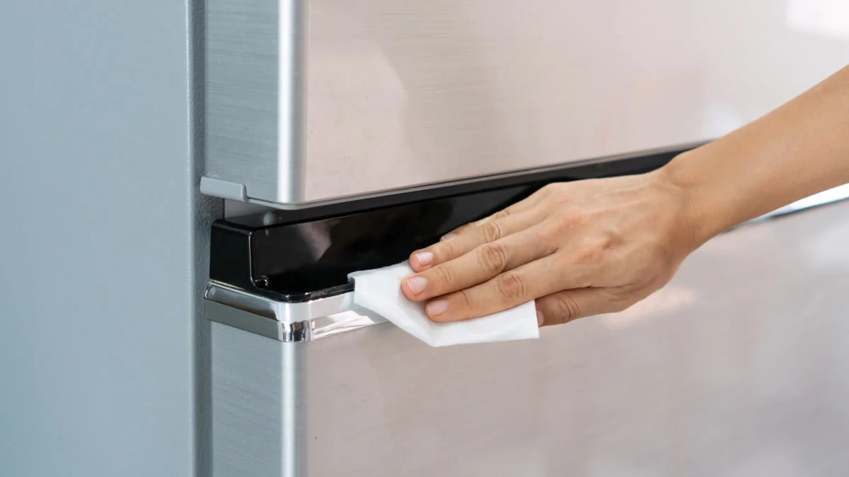 Faça isso para limpar geladeira de inox por fora sem manchar