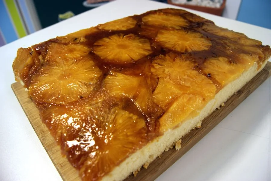 Bolo com Calda de Abacaxi: Receita Invertida Fofinha e Molhadinha