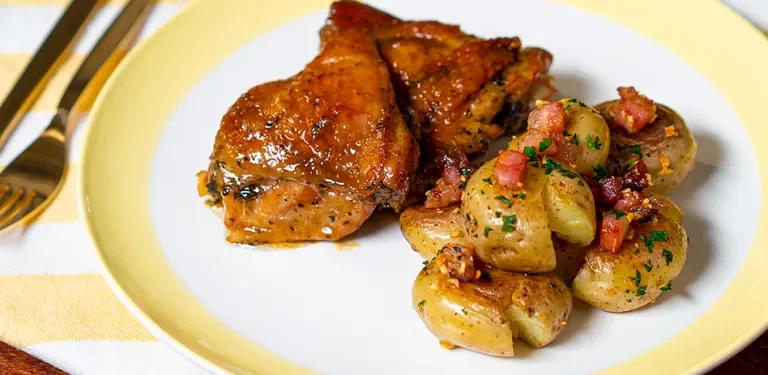 Coxa e Sobrecoxa Assada com Batata: Receita Crocante para o Domingo
