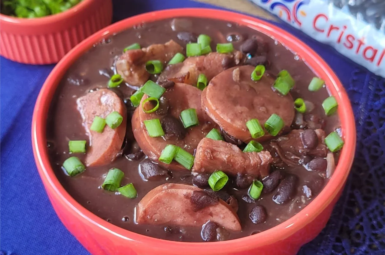 Feijão preto com calabresa e bacon bem temperado
