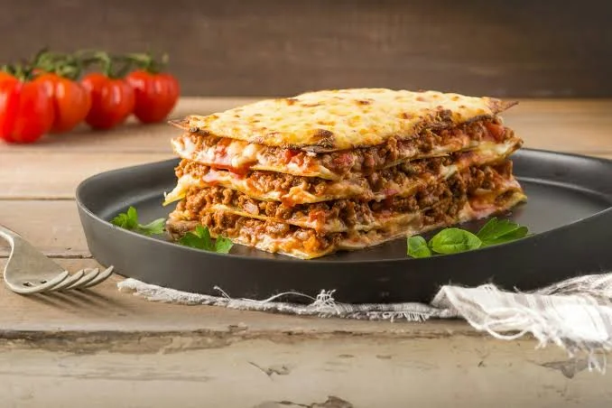 Lasanha de Carne Moída com Queijo e Presunto: Receita Tradicional