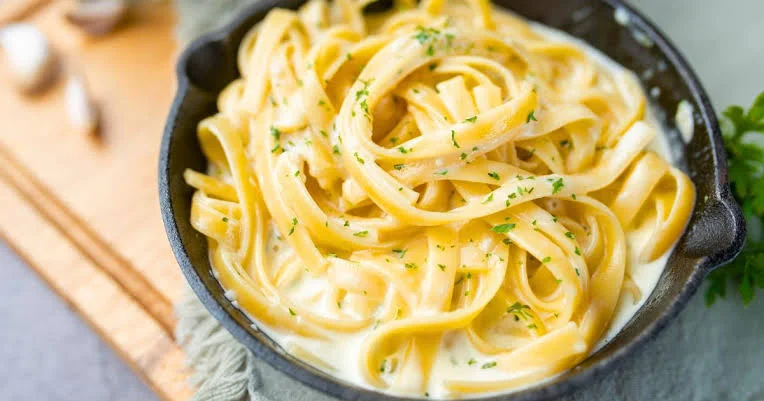 Macarrão com Carne Moída e Molho Branco: Receita Fácil e Muito Cremosa