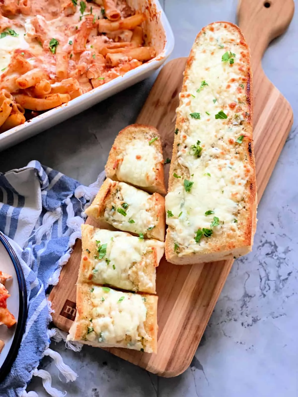 Pão de alho com maionese e queijo: Fácil e cremoso